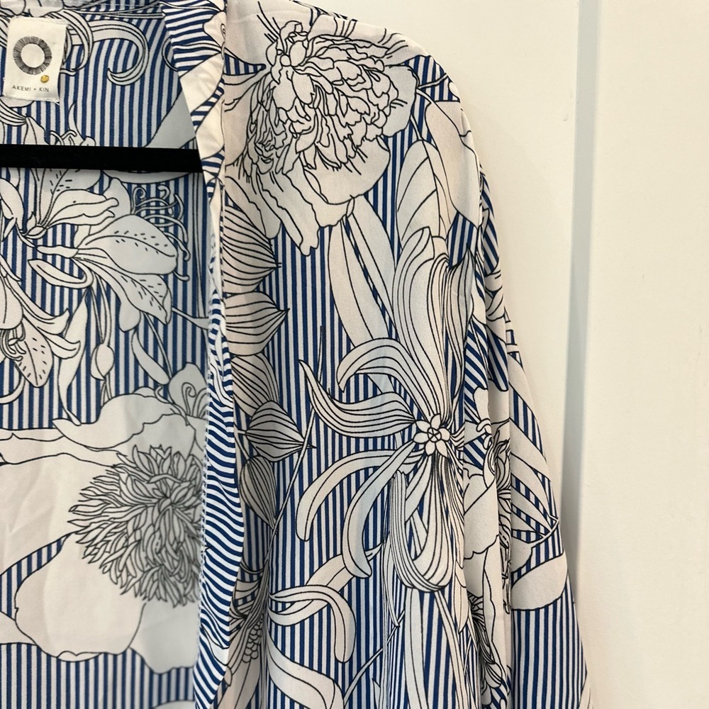 Akemi + Kin Anthropologie Savannah Kimono beautiful, lightweight kimono - Picture 3 of 7